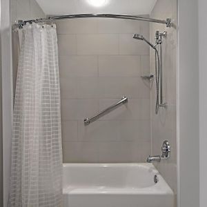 Ada 1 Bedroom 1 Queen Tub